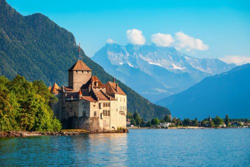 Hrad Chillon – Středověký hrad Chillon na břehu Ženevského jezera nedaleko Montreux.