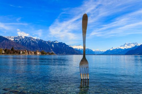 Vevey – Slavná obří vidlička v Ženevském jezeře u Alimentaria – muzea potravin ve městě Vevey.