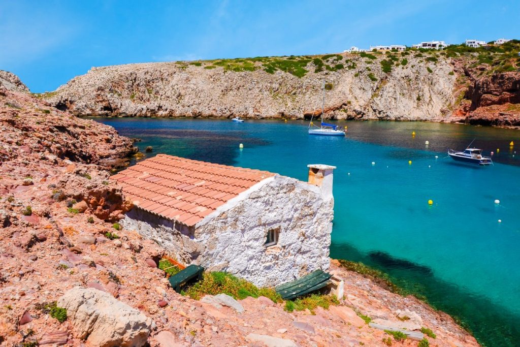 Starý kamenný dům u zátoky v Cala Morell