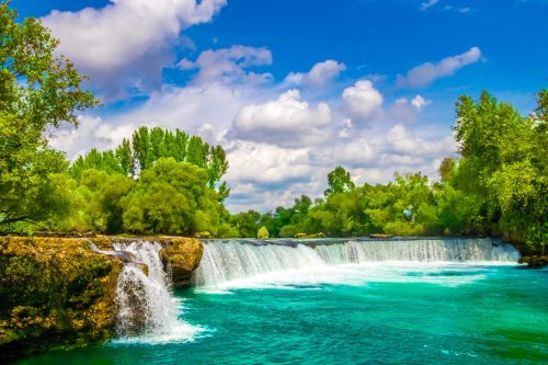 Vodopád Manavgat, kde se mohutná řeka rozlévá přes široké skalní kaskády