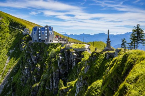 Monte Generoso – Vrcholová oblast hory Monte Generoso v kantonu Ticino, kam z Capolaga vede oblíbená ozubnicová železnice.