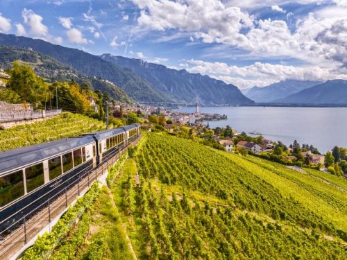 Lavaux – Vlak projíždějící terasovitými vinicemi Lavaux nad Ženevským jezerem, které patří na seznam UNESCO.