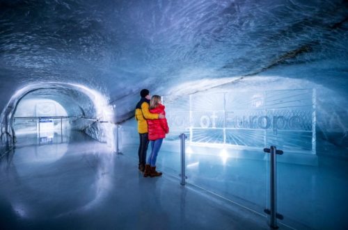 Ledový palác Ice Palace vytesaný v ledovci na Jungfraujochu.