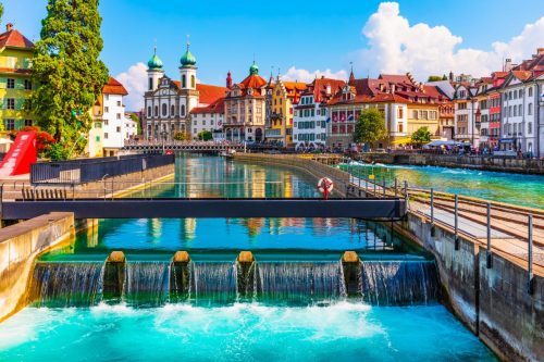 Lucern – Historické centrum Lucernu na řece Reuss s charakteristickými věžemi jezuitského kostela.