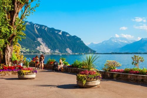 Montreux – Květinová promenáda na břehu Ženevského jezera v Montreux s výhledem na okolní Alpy.