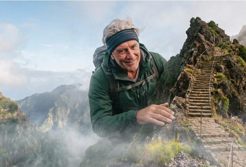 Turistikuj - turista v seniorském věku v nadživotní velikost na Madeiře
